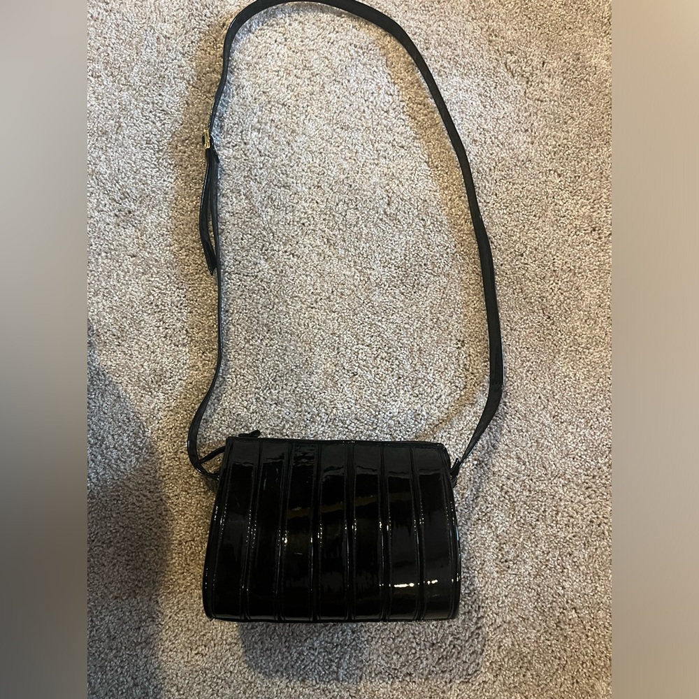 LISETTE PATENT LEATHER POCKETBOOK.